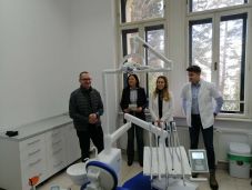 Átadták a csíkszeredai Segítő Mária Római Katolikus Gimnázium fogorvosi rendelőjét